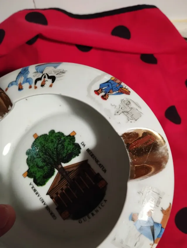 Cenicero de cerámica vasca decorato