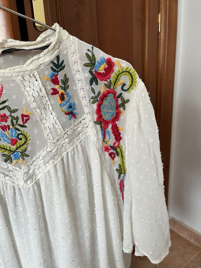 Blusa Zara bordada cruda