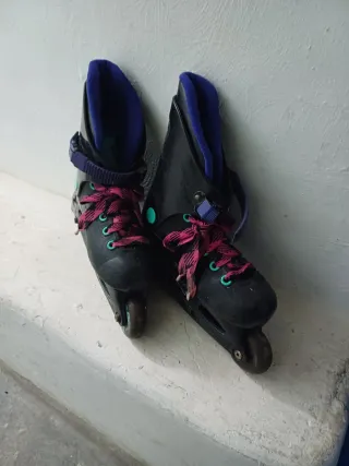 Patines negros rosas