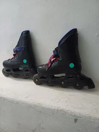 Patines negros rosas