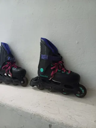 Patines negros rosas