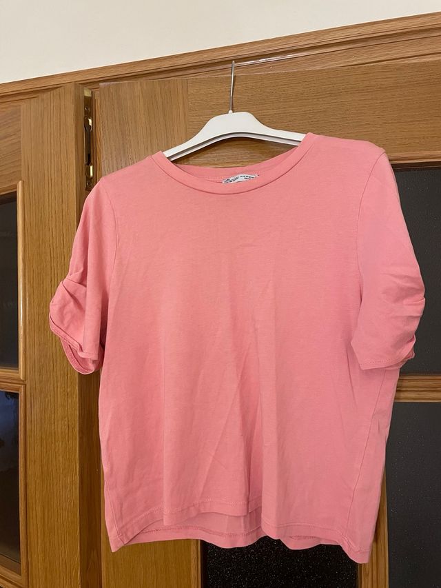 Camiseta Zara rosa con mangas fruncidas