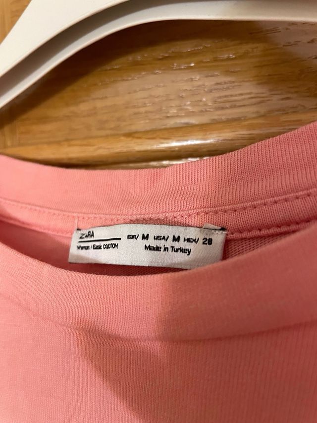 Camiseta Zara rosa con mangas fruncidas