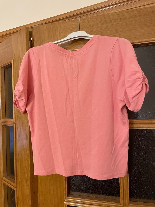 Camiseta Zara rosa con mangas fruncidas