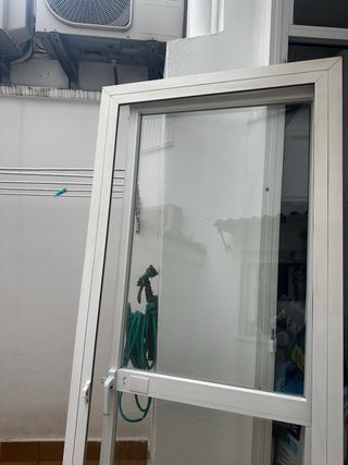 Puerta de aluminio con cristal
