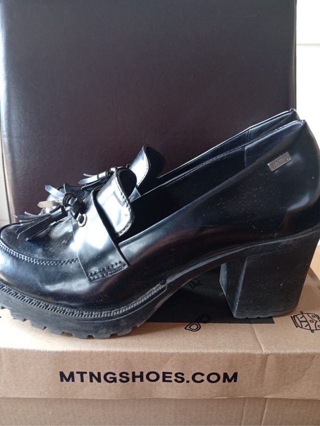 Zapatos negros de charol con plataforma tacón MTNG