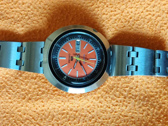 Reloj Seiko 5 Sports UFO Naranja
