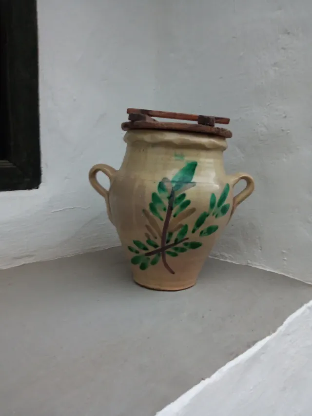 Horza de barro antigua con tapa
