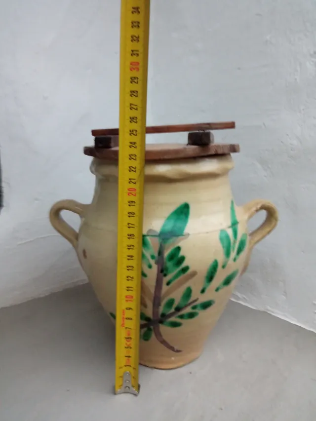 Horza de barro antigua con tapa
