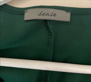 Mono verde elegante con mangas acampanadas