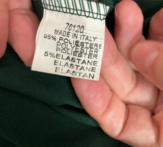 Mono verde elegante con mangas acampanadas