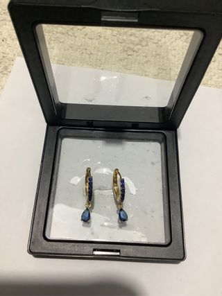 Orecchini pendenti con zirconi blu e oro