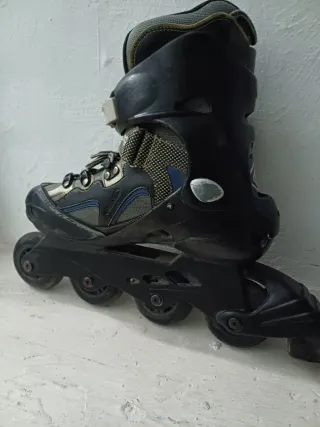 Patines en línea negros y grises