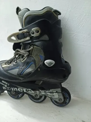 Patines en línea negros y grises