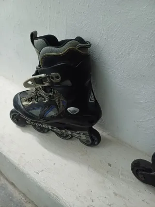 Patines en línea negros y grises