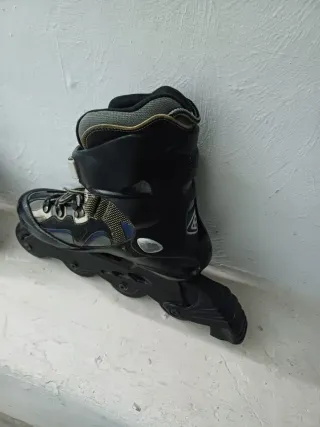 Patines en línea negros y grises