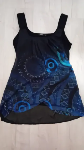 Camiseta Desigual azul y negra