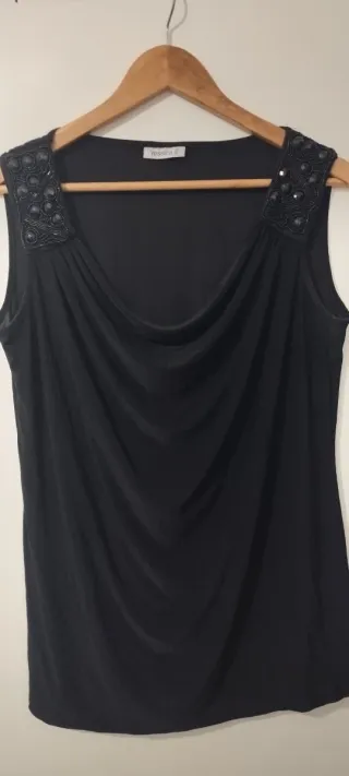 Blusa negra de licra con pedrería.