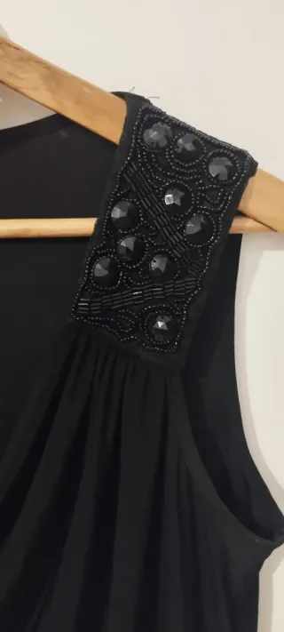 Blusa negra de licra con pedrería.