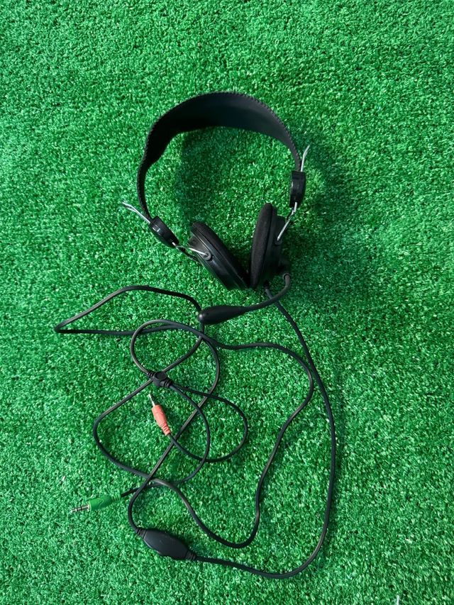 Casco nero con microfono e connettori