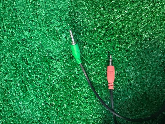 Casco nero con microfono e connettori