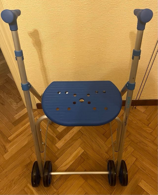 Andador con asiento y frenos sin usar