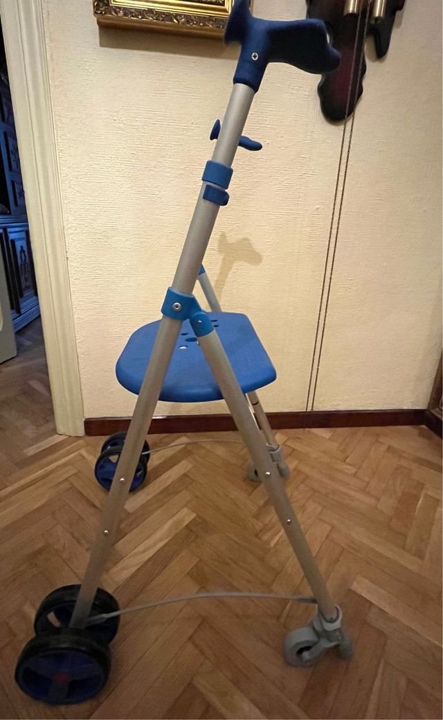 Andador con asiento y frenos sin usar