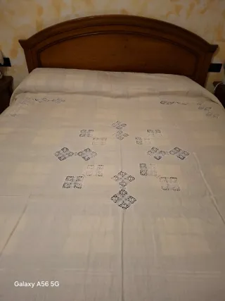 Copriletto vintage in lino con pizzo