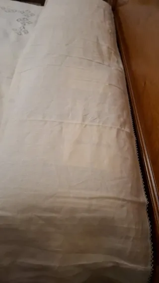 Copriletto vintage in lino con pizzo