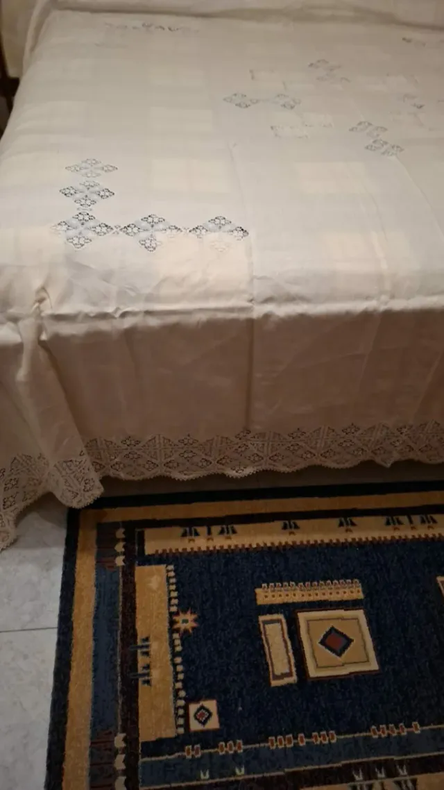 Copriletto vintage in lino con pizzo