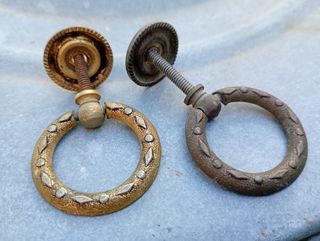 Coppia di tiratori rotondi in ottone antichi