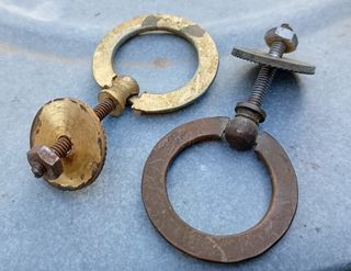 Coppia di tiratori rotondi in ottone antichi