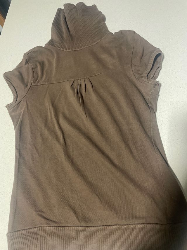 2 jerséis cuello vuelto manga corta marrones