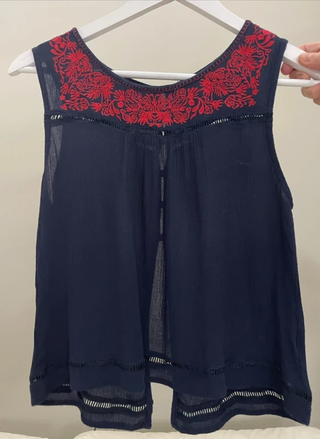 Blusa azul marino bordada roja