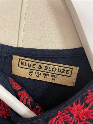 Blusa azul marino bordada roja