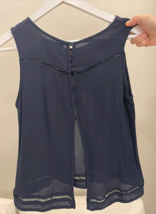 Blusa azul marino bordada roja