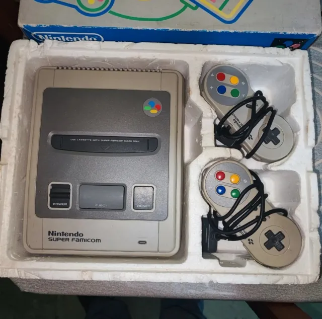Nintendo Super Famicom in scatola
