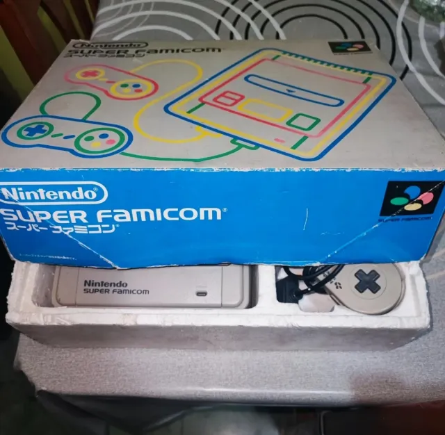Nintendo Super Famicom in scatola