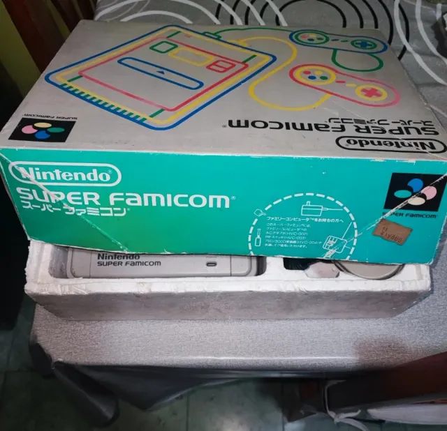 Nintendo Super Famicom in scatola