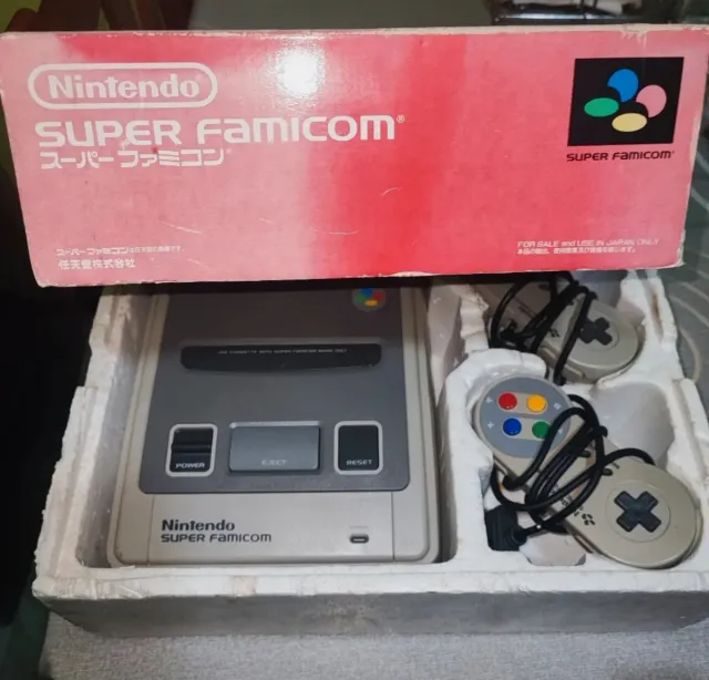 Nintendo Super Famicom in scatola