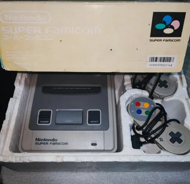 Nintendo Super Famicom in scatola
