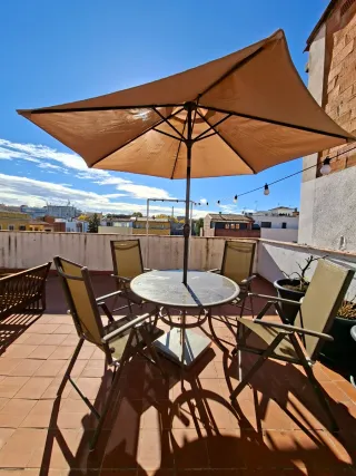 Conjunto mesa exterior sillas y parasol