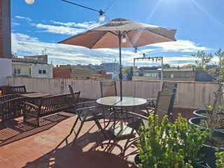 Conjunto mesa exterior sillas y parasol