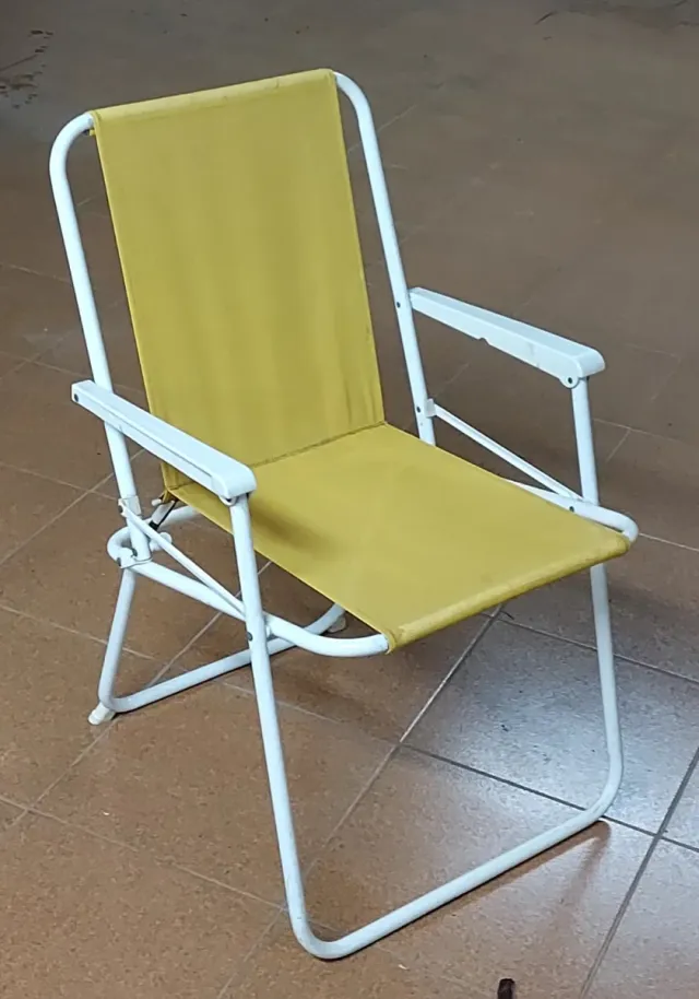 Sedia pieghevole comoda gialla e bianca