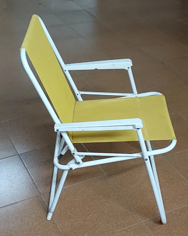 Sedia pieghevole comoda gialla e bianca