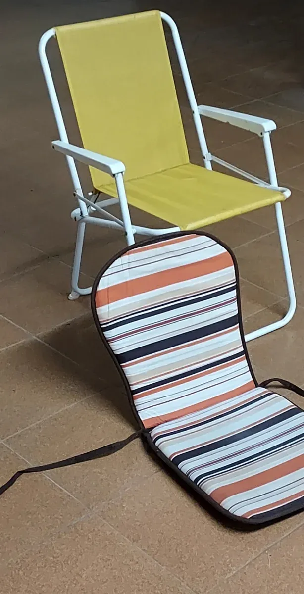 Sedia pieghevole comoda gialla e bianca