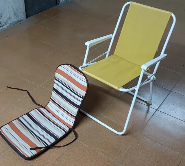 Sedia pieghevole comoda gialla e bianca