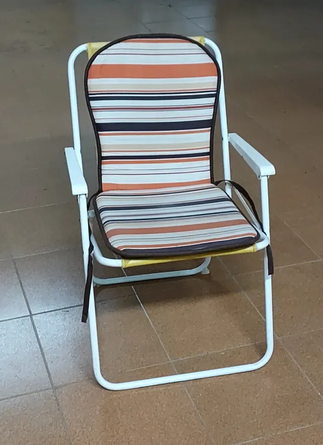 Sedia pieghevole comoda gialla e bianca