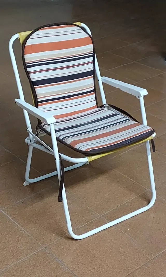 Sedia pieghevole comoda gialla e bianca