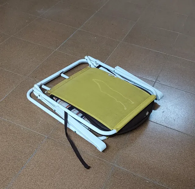 Sedia pieghevole comoda gialla e bianca